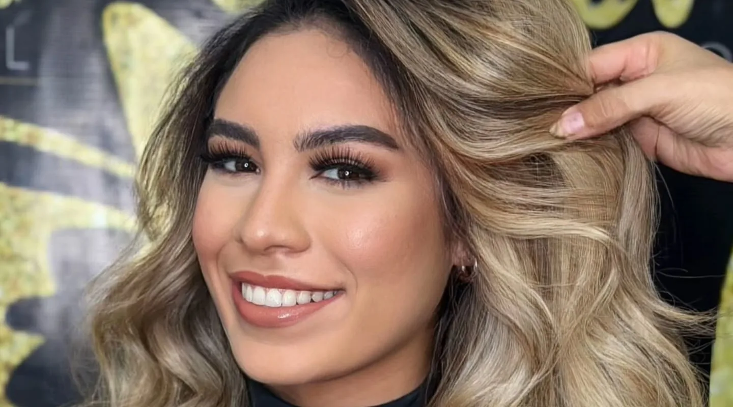 Melena rubia con reflejos y ondas amplias