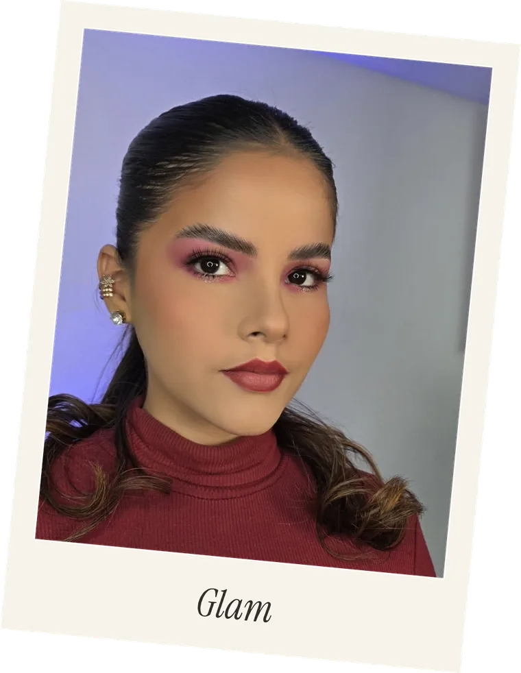 Maquillaje completo en tonos cálidos, retrato frontal
