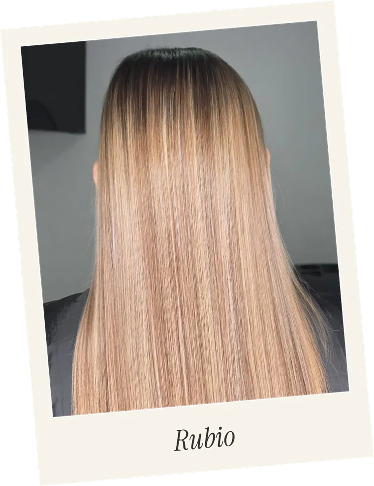Cabello liso en rubio claro, visto desde atrás