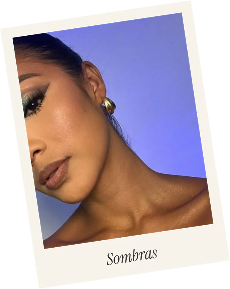 Maquillaje de ojos en verde esmeralda sobre piel luminosa